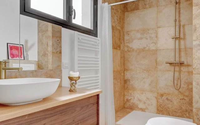 Stylish 2BR for 6 by Champs-Elysees