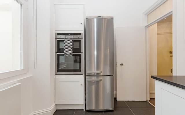 2 Bdr Queens Gardens by the Residences
