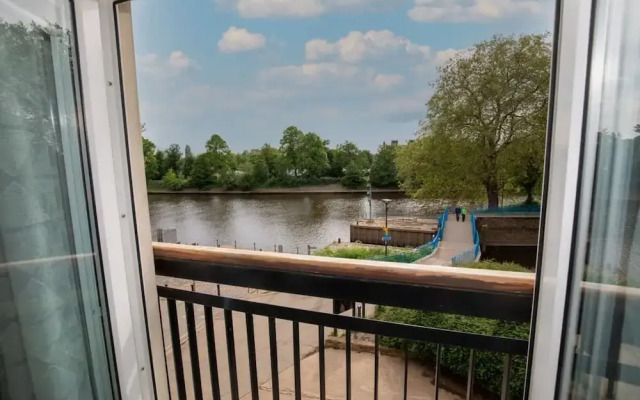Blue Bridge View - Sleeps 7 With Free Parking