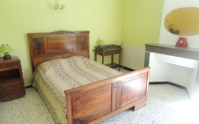 House With 2 Bedrooms in Saint-laurent-la-vernède, With Enclosed Garde