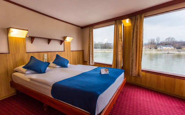 Fortuna Boat Hotel