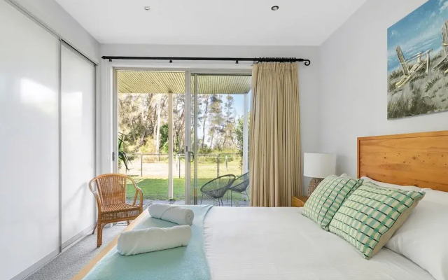 3-bed Seaside Serenity Escape at Long Beach