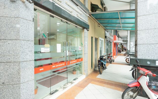 OYO 89717 Budget Star Hotel