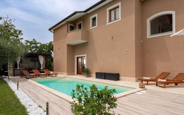 Splendid Villa in Vižinada with Hot Tub