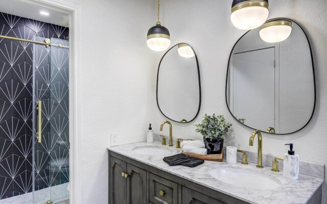 Stylish Allen Home Near Watters Creek Village