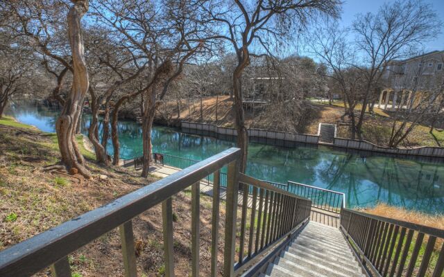 Luxury Riverfront Condo 1 BLK to Schlitterbahn!