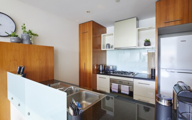 Apt Walking Distance to MCG & Epworth Hospital