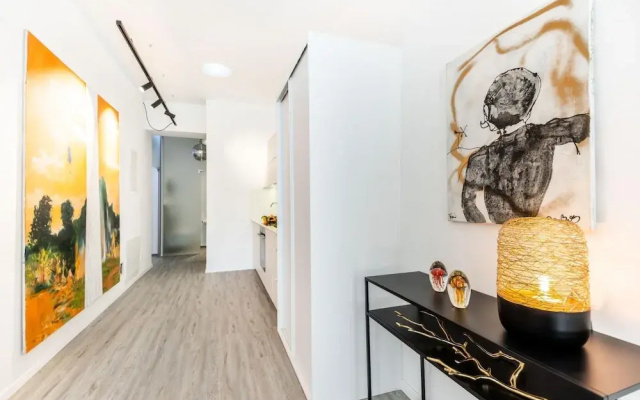 Deluxe Apartment Art Collection With King Bed and Air Conditioning