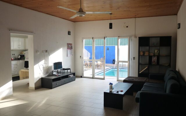Negombo Blue Villa Hotel