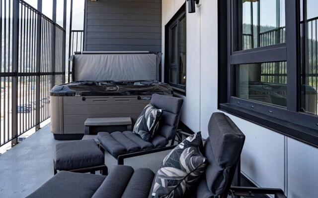 Slopes and Green by Revelstoke Vacations