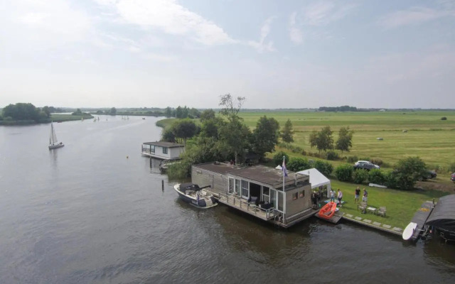 Luxe woonboot unieke locatie Friesland Âlde Feanen