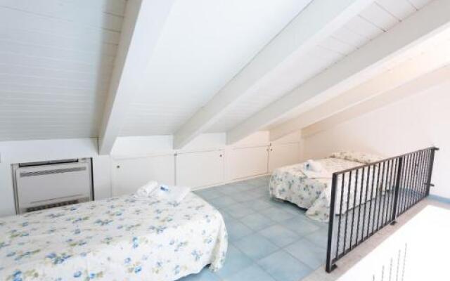 LUIMAR Holiday House