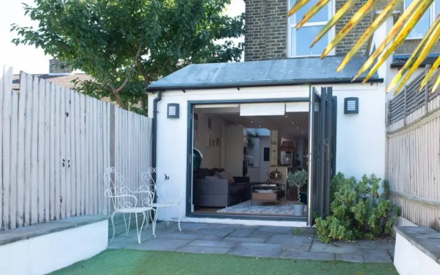Stylish 2 Bedroom Flat Overlooking The River