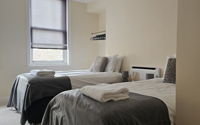 Town Center Modern Apartment 10