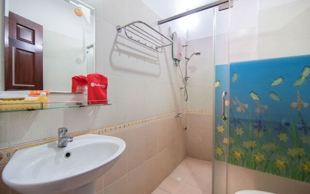 RedDoorz near Tan Son Nhat Airport