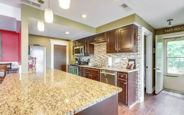 Deck & Boat Dock: Lakefront Getaway in Camdenton