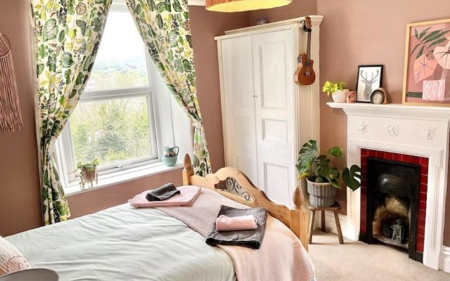 Unique 2-bedroom Coastal Town Retreat