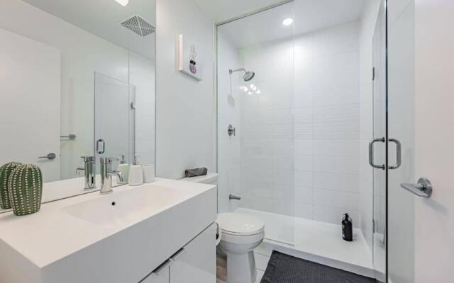 Beautiful 2BR-2Bath Condo Parking Balcony