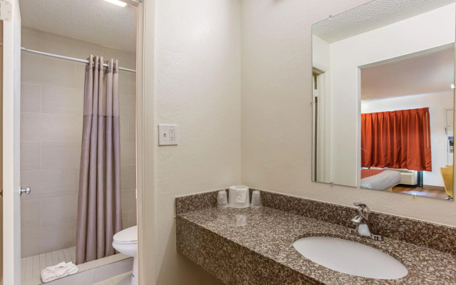 Motel 6 Macclenny, FL