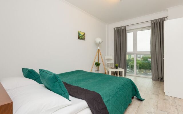Rondo Wiatraczna Apartment by Renters