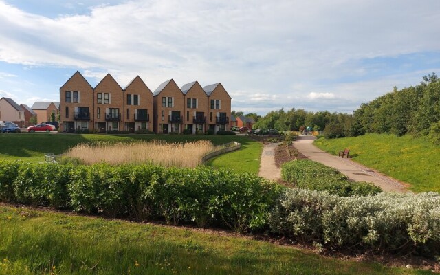 Room in Guest Room - Ensuite Double Room, Full Kitchen, in 3-bed Home