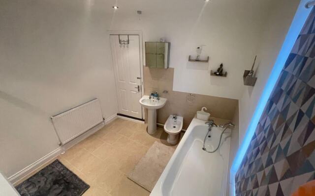 Impeccable 4-bed Home Away From Home in Swindon