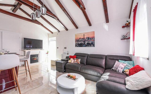 Amazing Home in Zadar with Hot Tub, Sauna & WiFi