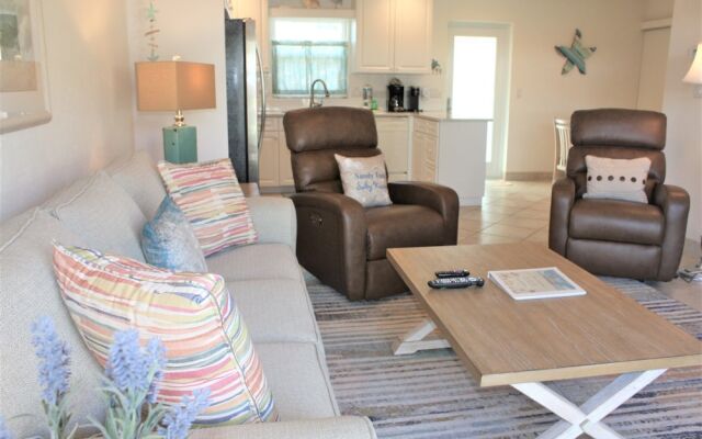 Jamaica Royale - 065 - 1 Br Apts