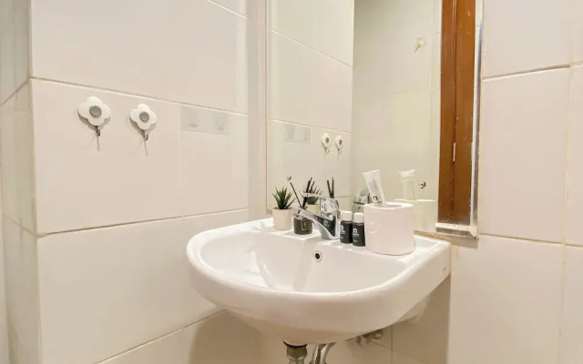 Basic 1Br Apartment At Vittoria Residence