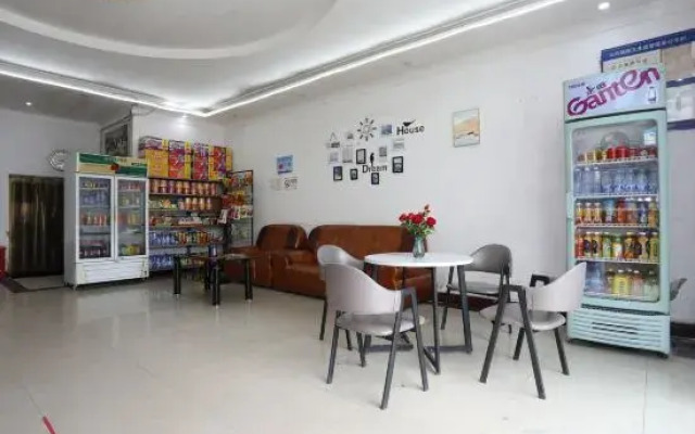 Haoxing Hotel (Shenzhen Airport Huangtian Subway Station)