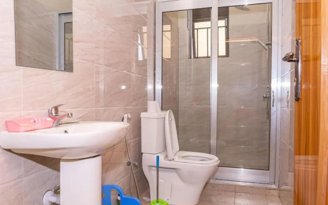 Cheerful 4-bedroom home with parking