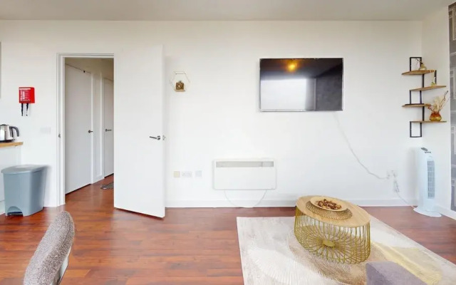 Basildon - 2 Bed Flat - Sleeps 5 - Near Station
