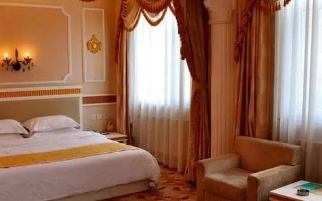 Dalian Yijia Business Hotel