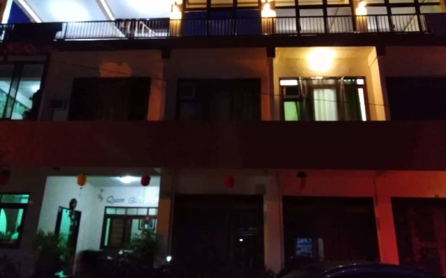 Queen Elena Hotel - Hostel