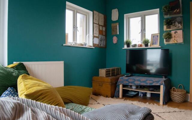Unique 3 Bedroom Water Tower Home Close To Tube