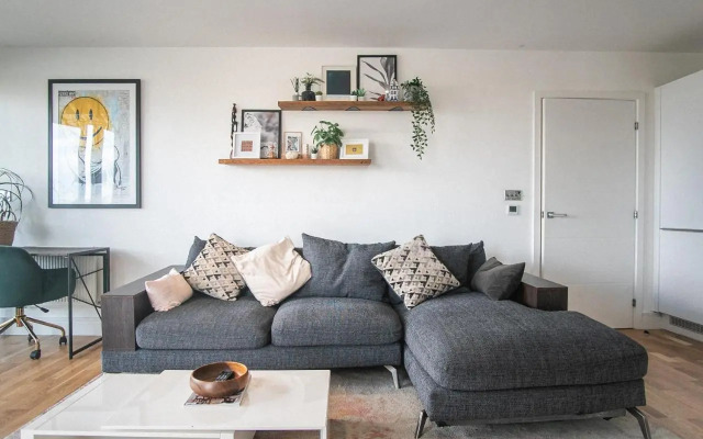Stunning Riverside View Apartment, near Canary Wharf & O2
