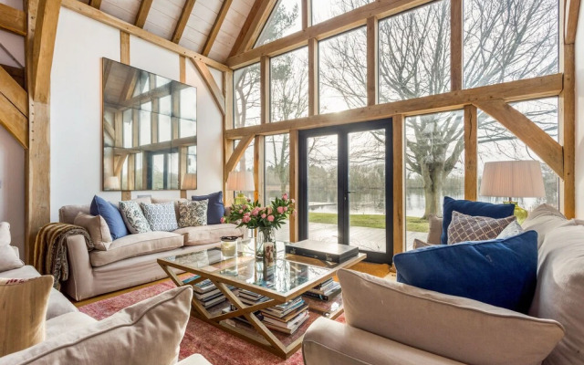 Stunning Lakeside Country Retreat near Cirencester