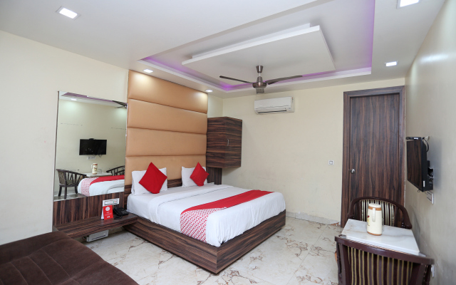 OYO 27864 Hotel Samrat