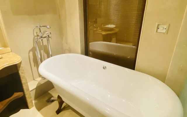 Seven Seas Hotel