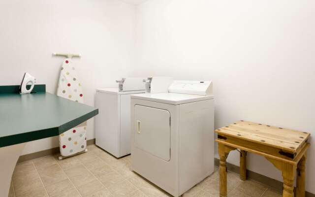 Super 8 by Wyndham Morden