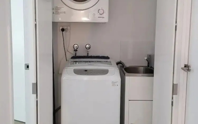 Luxurious 1 Bedroom Newstead Apartment With Parking