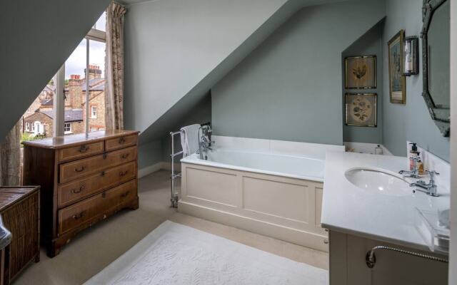 Exceptional 4-bed house right by Battersea Park