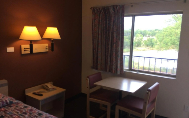 Motel 6 Raton