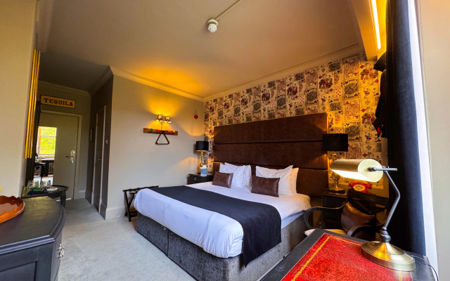 White Hart Hotel & Apartments