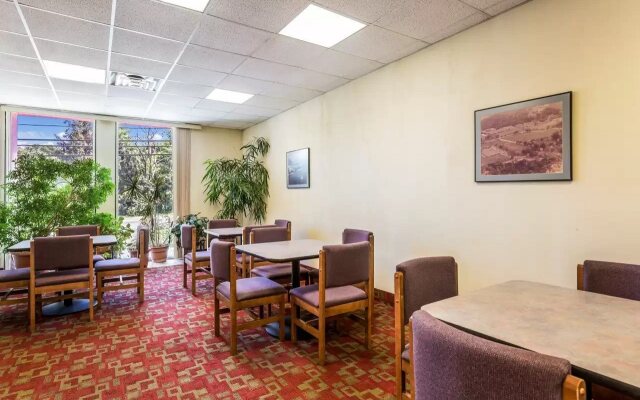 Econo Lodge Near Stewart International Airport