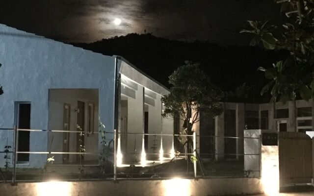 Mooning the Hill