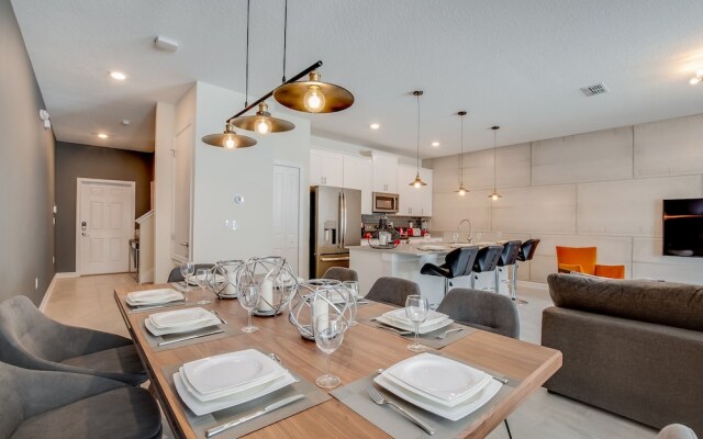 4 Bedroom Town Home with Pool