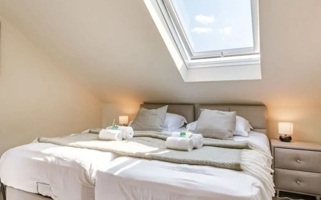 Spacious House With Garden and Parking