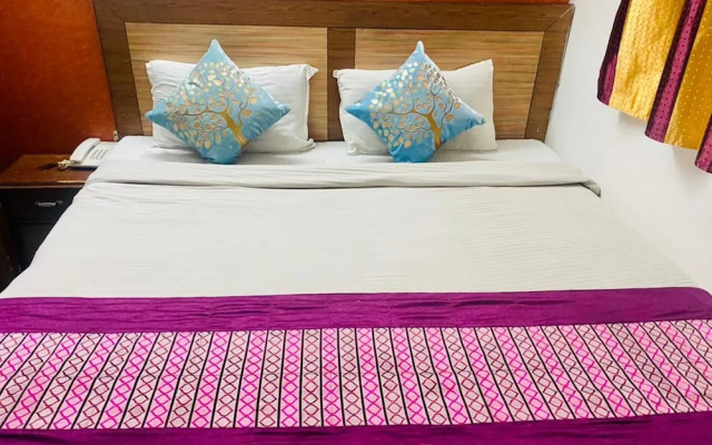 Goroomgo White Elephant Inn Noida