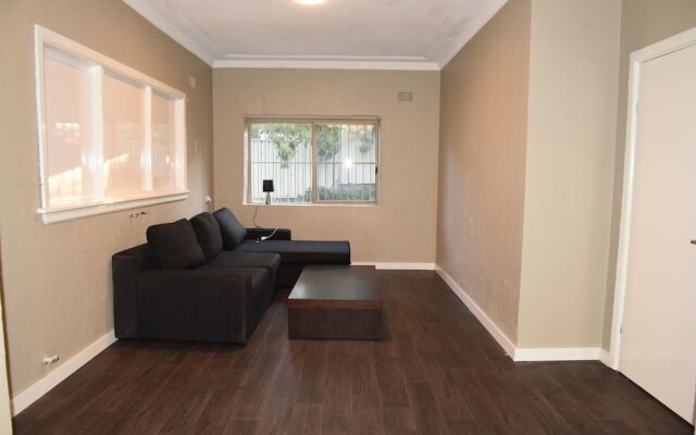 Warrawong holiday big home